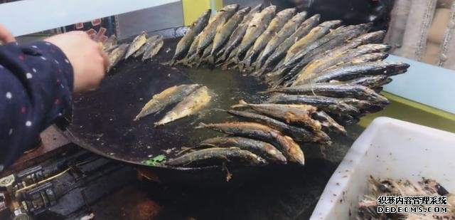 大叔街邊賣“開掛烤魚”，8元一條從不漲價，顧客：吃到就是賺到