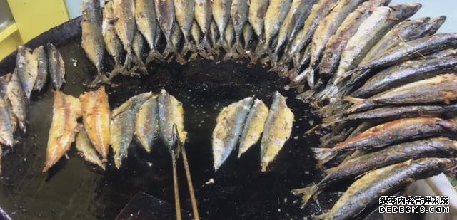 大叔街邊賣“開掛烤魚”，8元一條從不漲價，顧客：吃到就是賺到