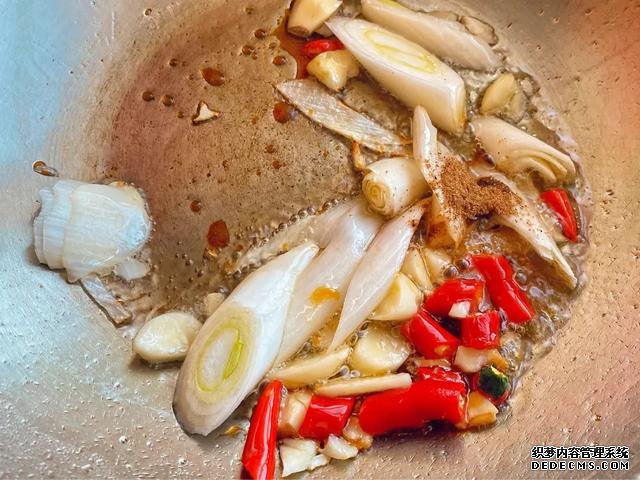 螃蟹不是只有清蒸一種做法，教你一道爆炒海蟹，口感鮮香且入味