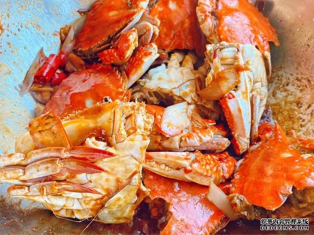螃蟹不是只有清蒸一種做法，教你一道爆炒海蟹，口感鮮香且入味