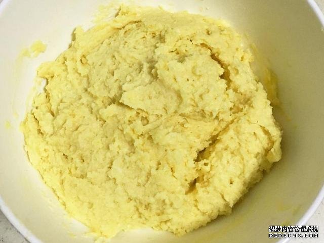 做曲奇餅干時(shí)，不要直接放進(jìn)烤箱烤，多加一步，更好看更好吃