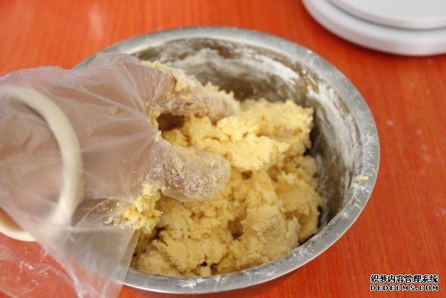 蜜豆酥，濃濃的奶香，軟軟的口感，甜蜜蜜的味道