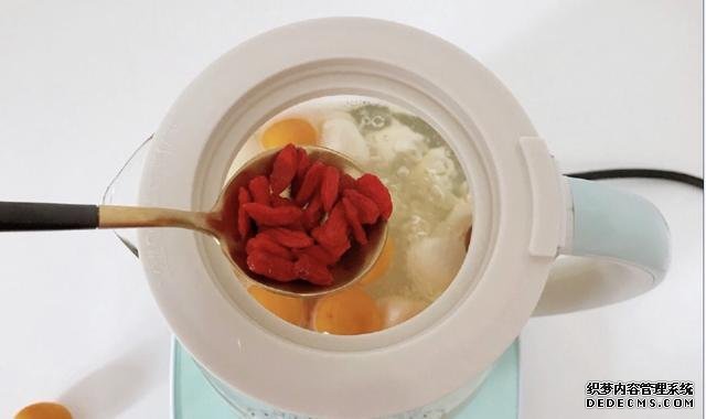 金桔雪梨冰糖水，簡(jiǎn)單易做，清甜又好喝