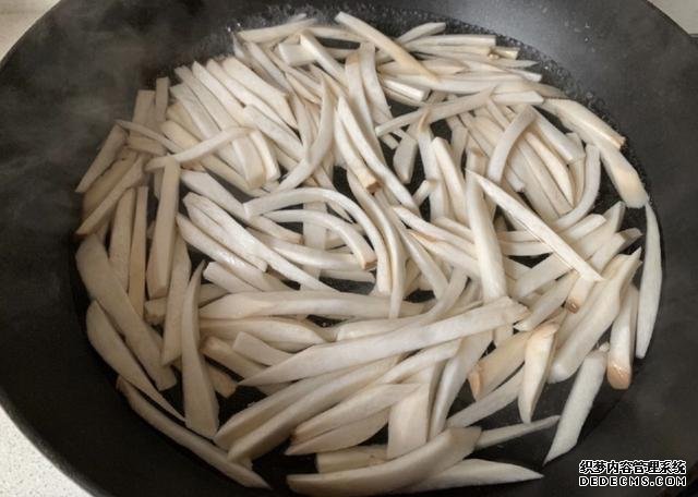 蠔油杏鮑菇，鮮嫩多汁，做法快手簡單，好吃到停不下來