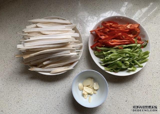 蠔油杏鮑菇，鮮嫩多汁，做法快手簡單，好吃到停不下來