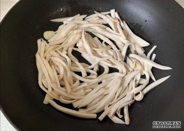 蠔油杏鮑菇，鮮嫩多汁，做法快手簡單，好吃到停不下來