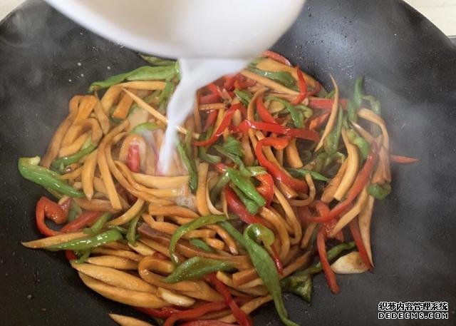 蠔油杏鮑菇，鮮嫩多汁，做法快手簡單，好吃到停不下來