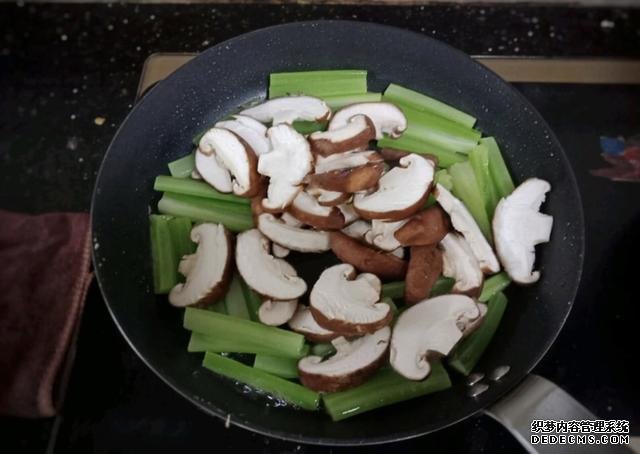 香菇芹菜炒豆干，低脂又營養(yǎng)，做法簡單快手10分鐘上桌