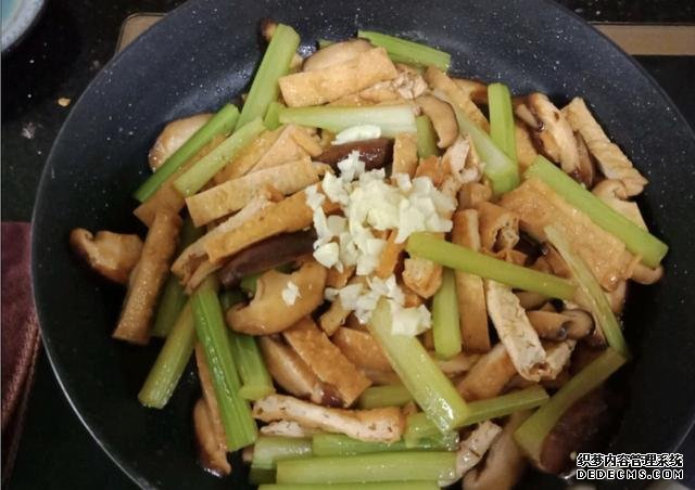 香菇芹菜炒豆干，低脂又營養(yǎng)，做法簡單快手10分鐘上桌