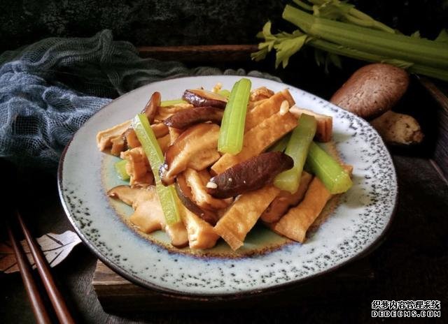 香菇芹菜炒豆干，低脂又營養(yǎng)，做法簡單快手10分鐘上桌
