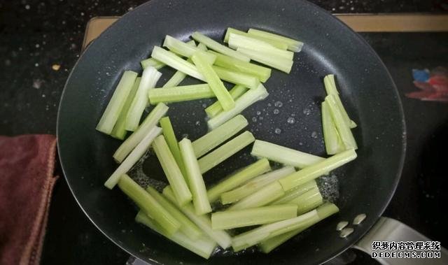 香菇芹菜炒豆干，低脂又營養(yǎng)，做法簡單快手10分鐘上桌