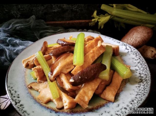 香菇芹菜炒豆干，低脂又營養(yǎng)，做法簡單快手10分鐘上桌