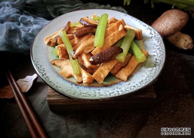 香菇芹菜炒豆干，低脂又營養(yǎng)，做法簡單快手10分鐘上桌