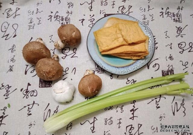 香菇芹菜炒豆干，低脂又營養(yǎng)，做法簡單快手10分鐘上桌