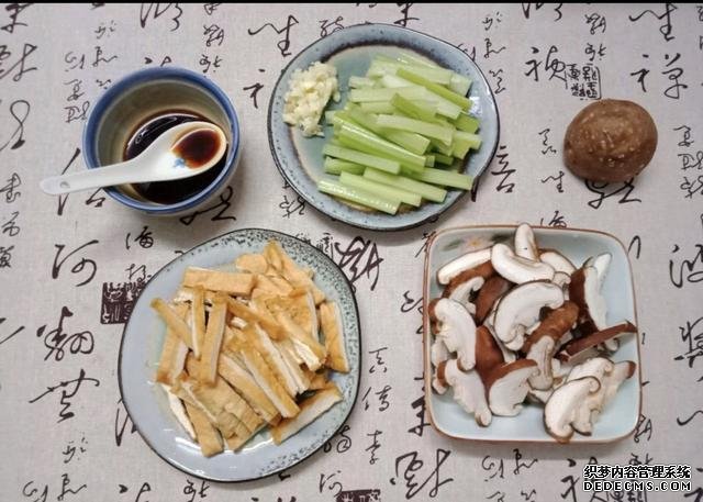 香菇芹菜炒豆干，低脂又營養(yǎng)，做法簡單快手10分鐘上桌
