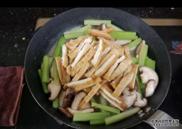 香菇芹菜炒豆干，低脂又營養(yǎng)，做法簡單快手10分鐘上桌