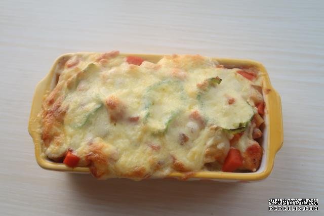 芝士控不可錯(cuò)過的番茄雞肉焗飯，無敵拉絲