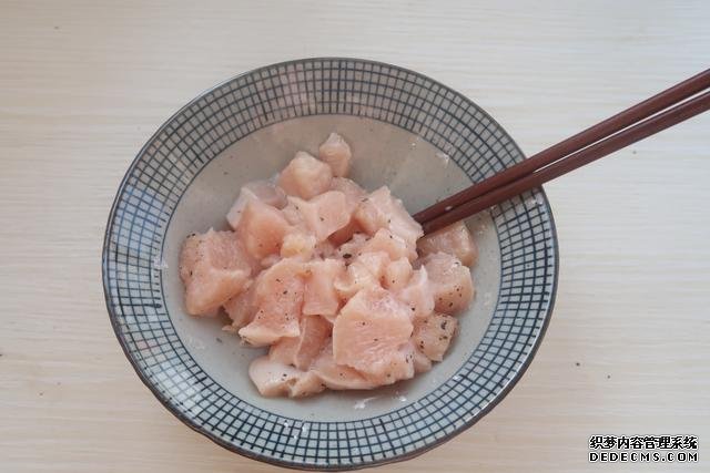 芝士控不可錯(cuò)過的番茄雞肉焗飯，無敵拉絲