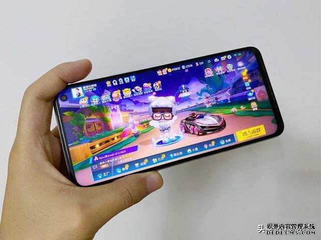 兩千元最值得入手的5G手機(jī)，旗艦性能+144Hz刷新率，還有雙揚(yáng)聲器