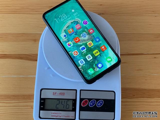真全面屏、6400四攝、麒麟810，這四部千元機，一部比一部香